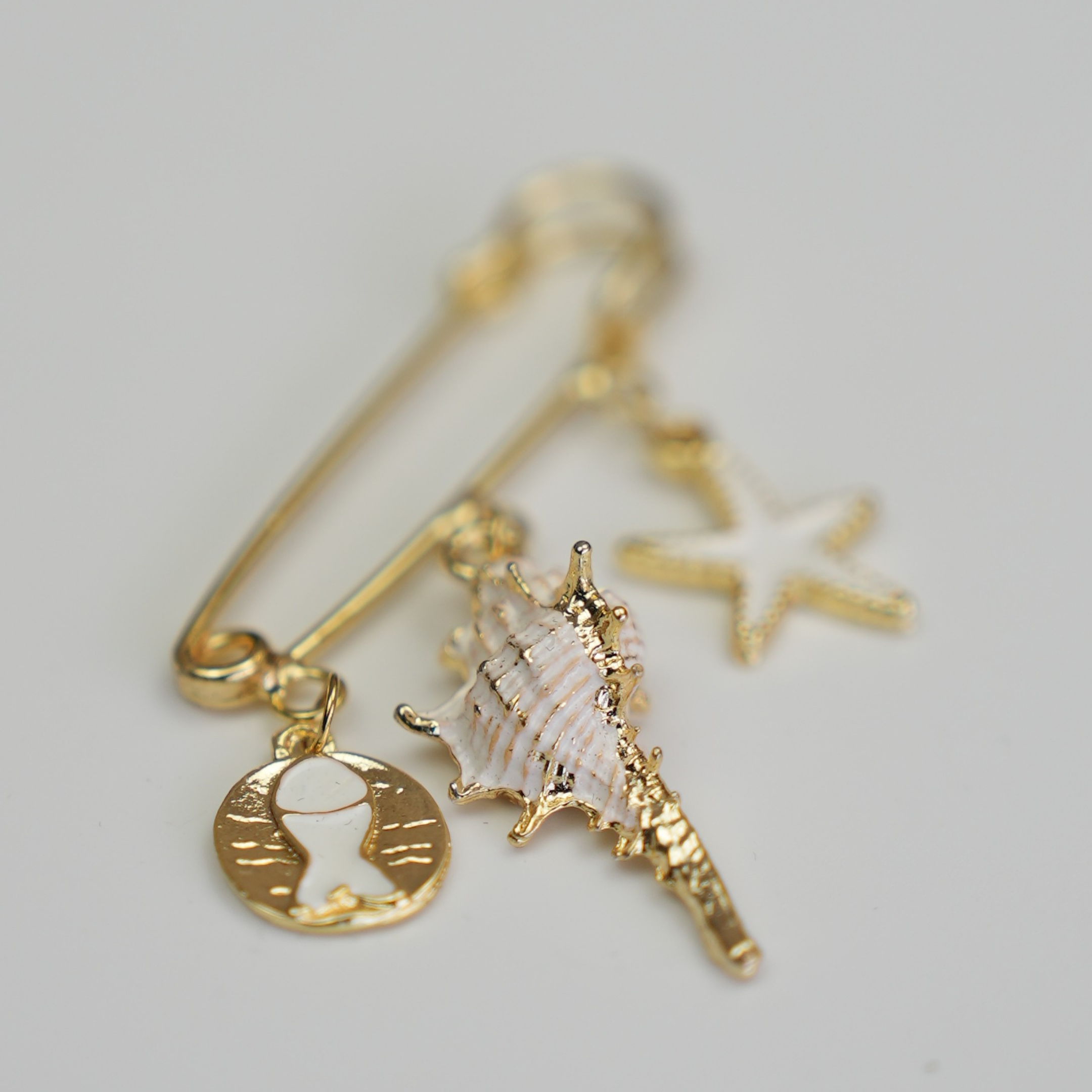 Shell Moon Çengelli İğneli Giyim & Çanta Süsü  – PinCharm (Bag Charm) | Happyangels